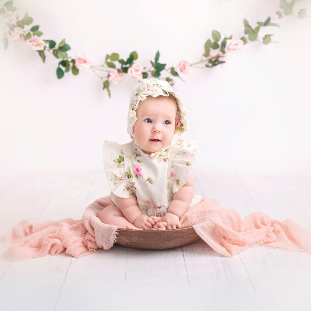 Jente på babyfotografering som har lånt klær fra kundegarderobe