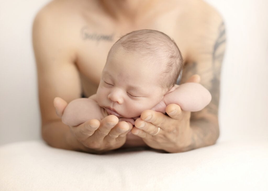 nyfødtfotografering i forelders hender