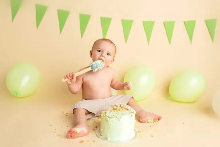 Smash the cake fotografering hos fotograf Anna Carlsson i Sørum, Lillestrøm kommune