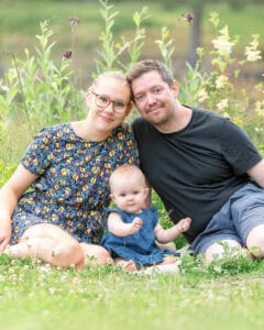 Utendørs familiefotografering hos fotograf Anna Carlsson