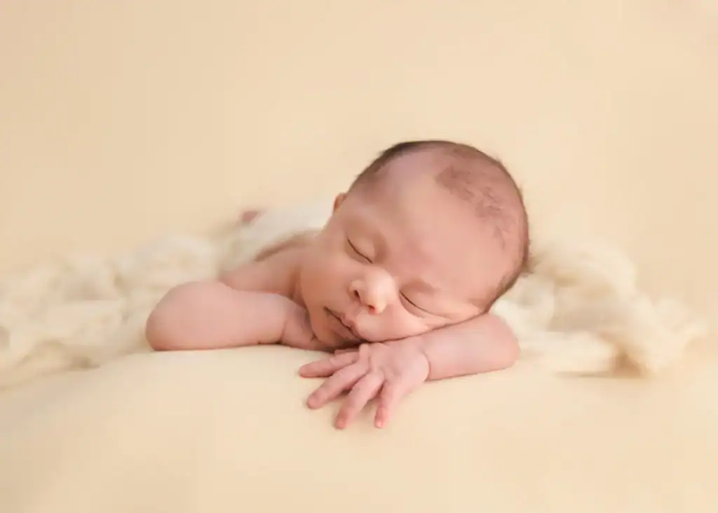 Nyfødtgutt på nyfødtfotografering hos fotograf anna carlsson i Lørenfallet