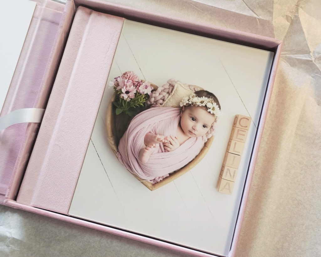fotoalbum med bilde i akryl tilnyfodtfotografering