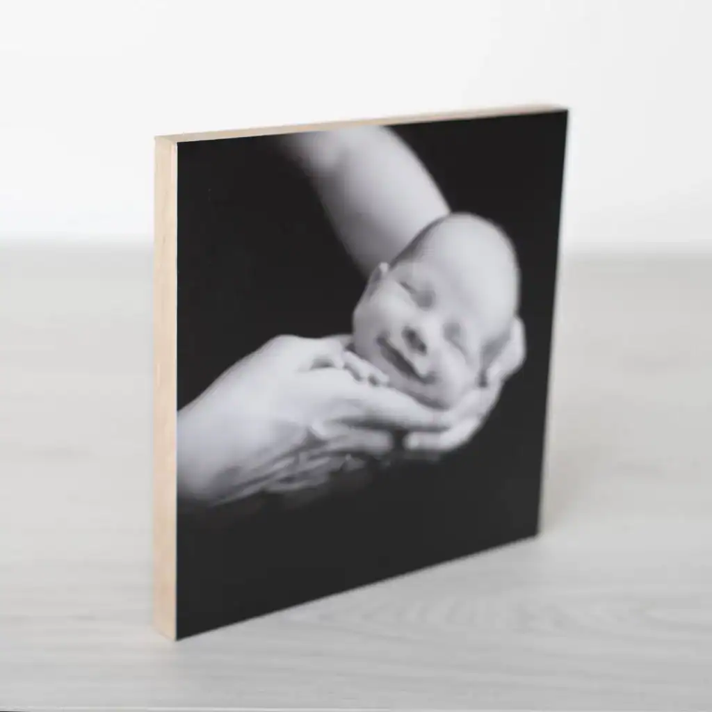 Et fysisk produkt etter nyfødtfotograferingen er en fin måte og bruke bildene på