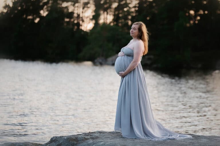 Gravidfotografering utendørs med fotograf anna carlsson