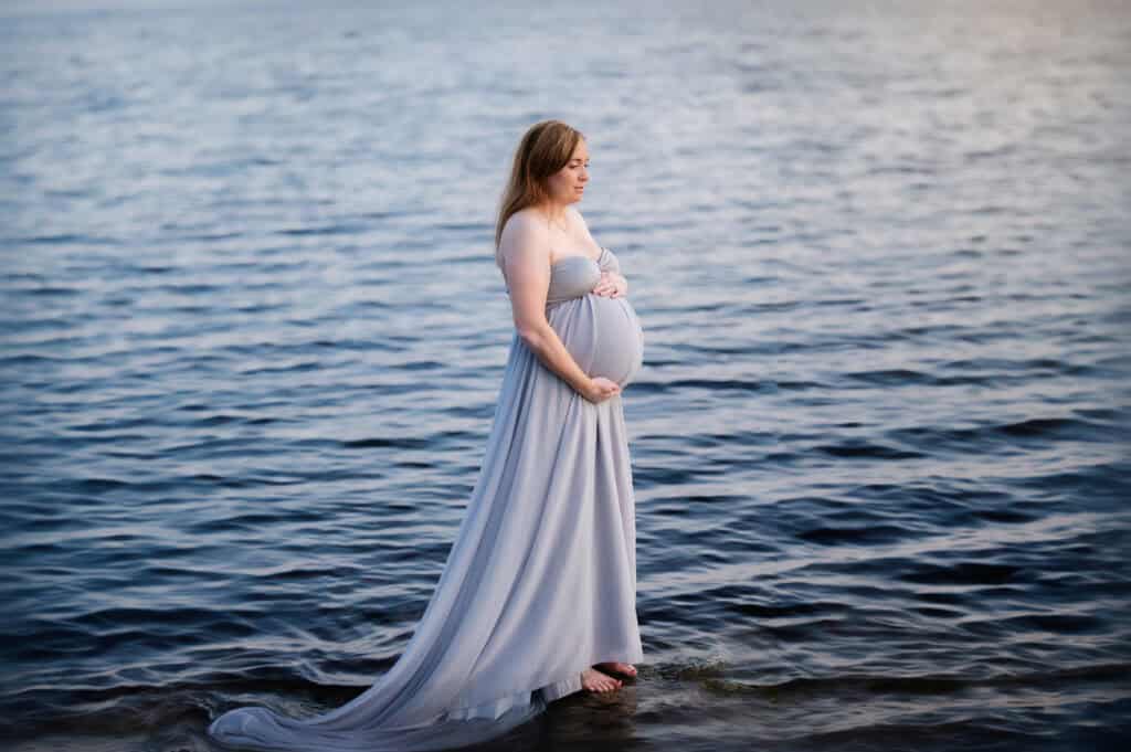 Gravidfotografering utendørs med fotograf anna carlsson