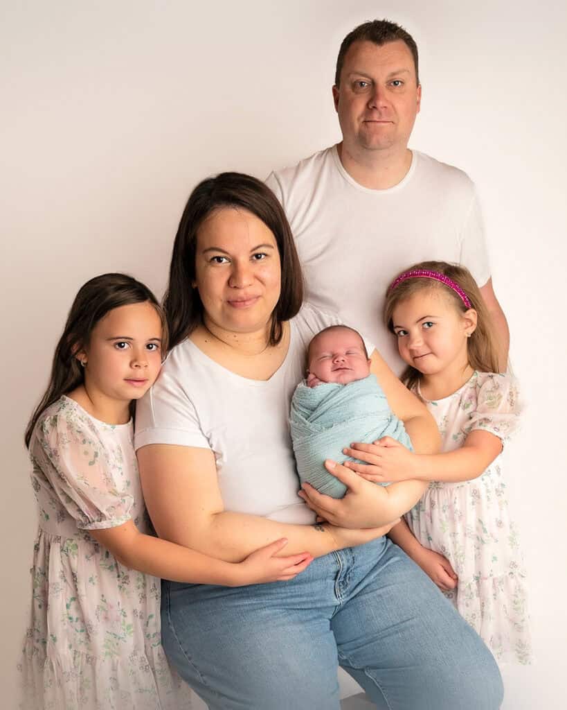 Stolte storesøstrer som endelig fått møte lillebror