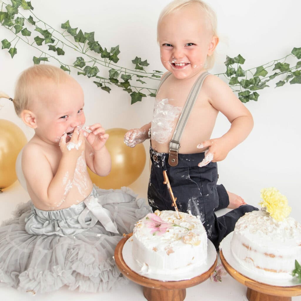 Tvilling på smash the cake med blomster tema