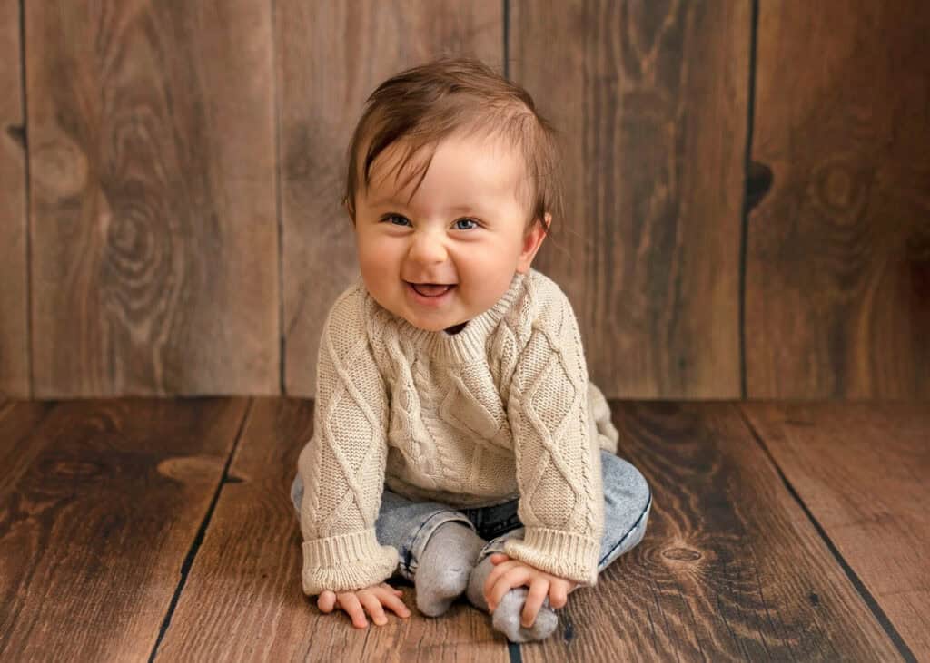 Halvårsgammal gutt på babyfotografering i studio hos fotograf anna carlsson