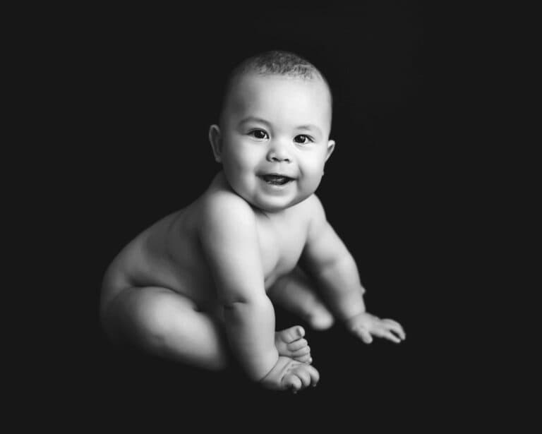 Halvårsgammal gutt på babyfotografering i studio hos fotograf anna carlsson