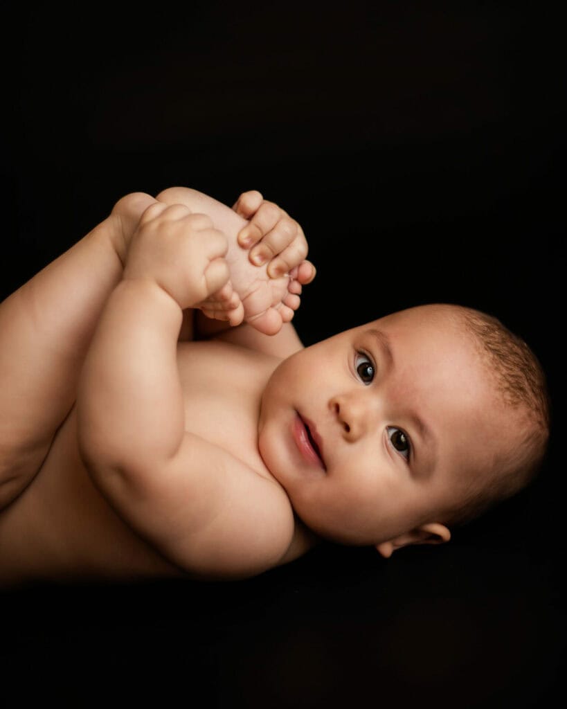 Halvårsgammal gutt på babyfotografering i studio hos fotograf anna carlsson