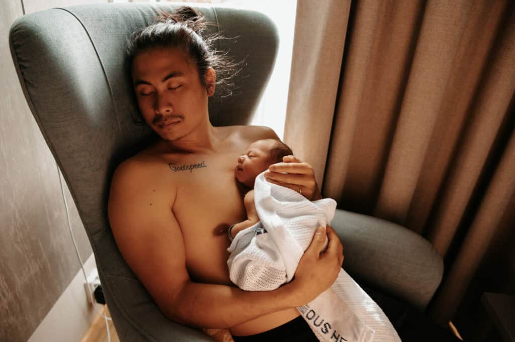 Noah 1 dag gammel, sliten pappa i barselhotellet.