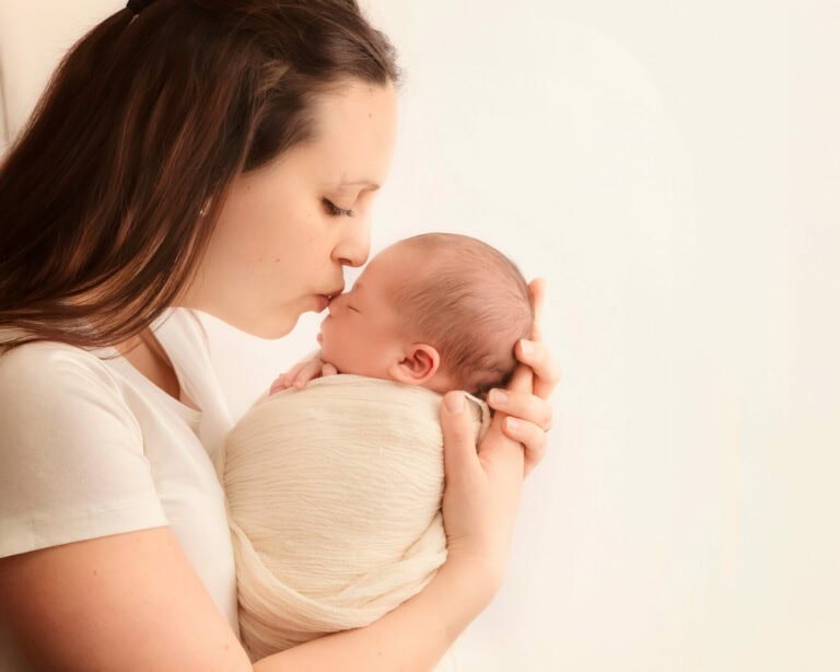 Mamma med baby på nyfødtfotografering i Lørenfallet
