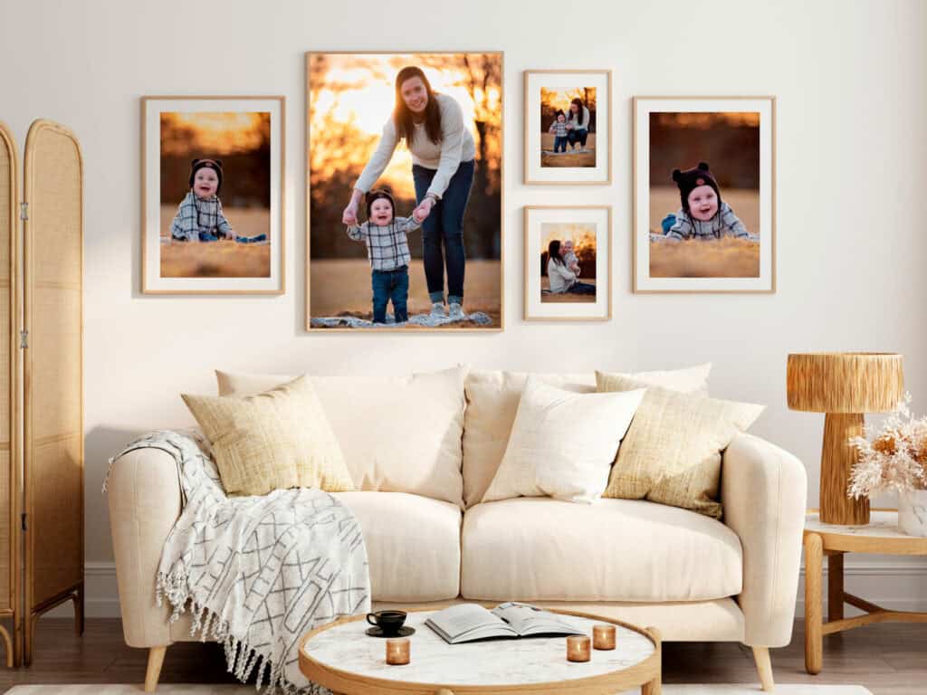 Bildevegg i stuen med varme koselige familiebilder