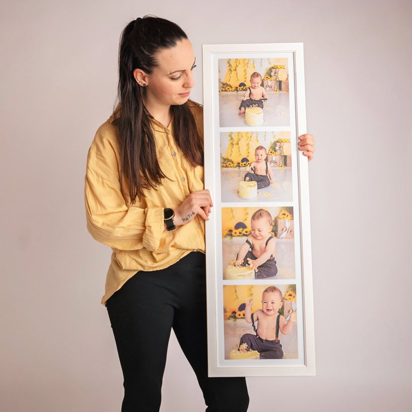 Fotograf Anna Carlsson med innrammet collage i Lørenfallet