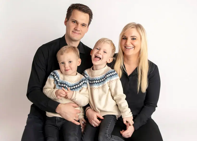 Familieportrett med foreldre og to barn, tatt av Anna Carlsson, profesjonell fotograf.