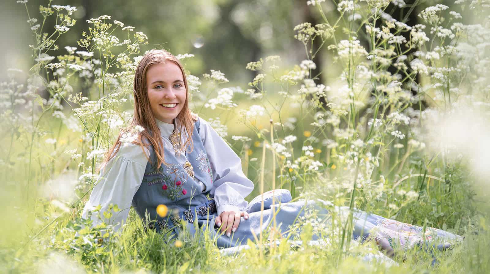 Konfirmasjonsbilder i naturen med blomster og varmt lys, tatt av konfirmasjonsfotograf Lørenfallet
