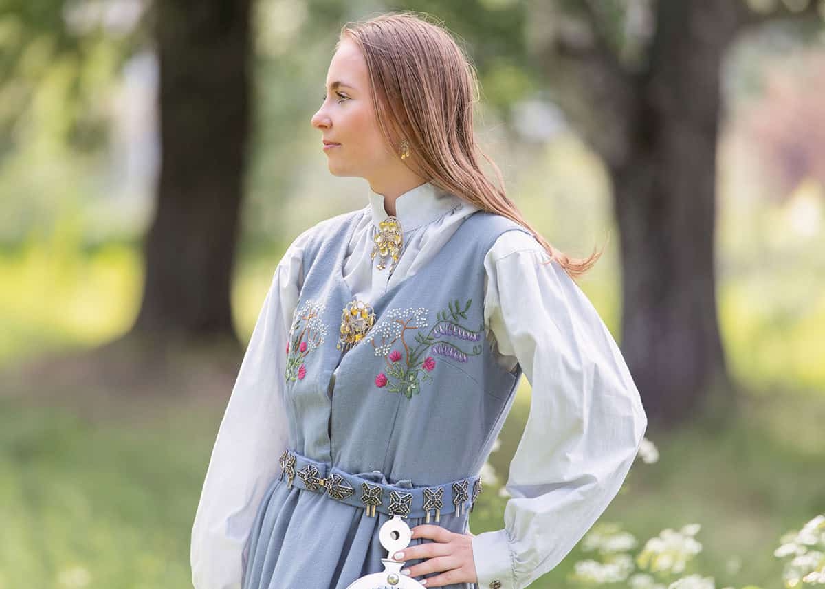 Portrett av konfirmant i bunad tatt av konfirmasjonsfotograf Anna Carlsson i Lørenfallet.