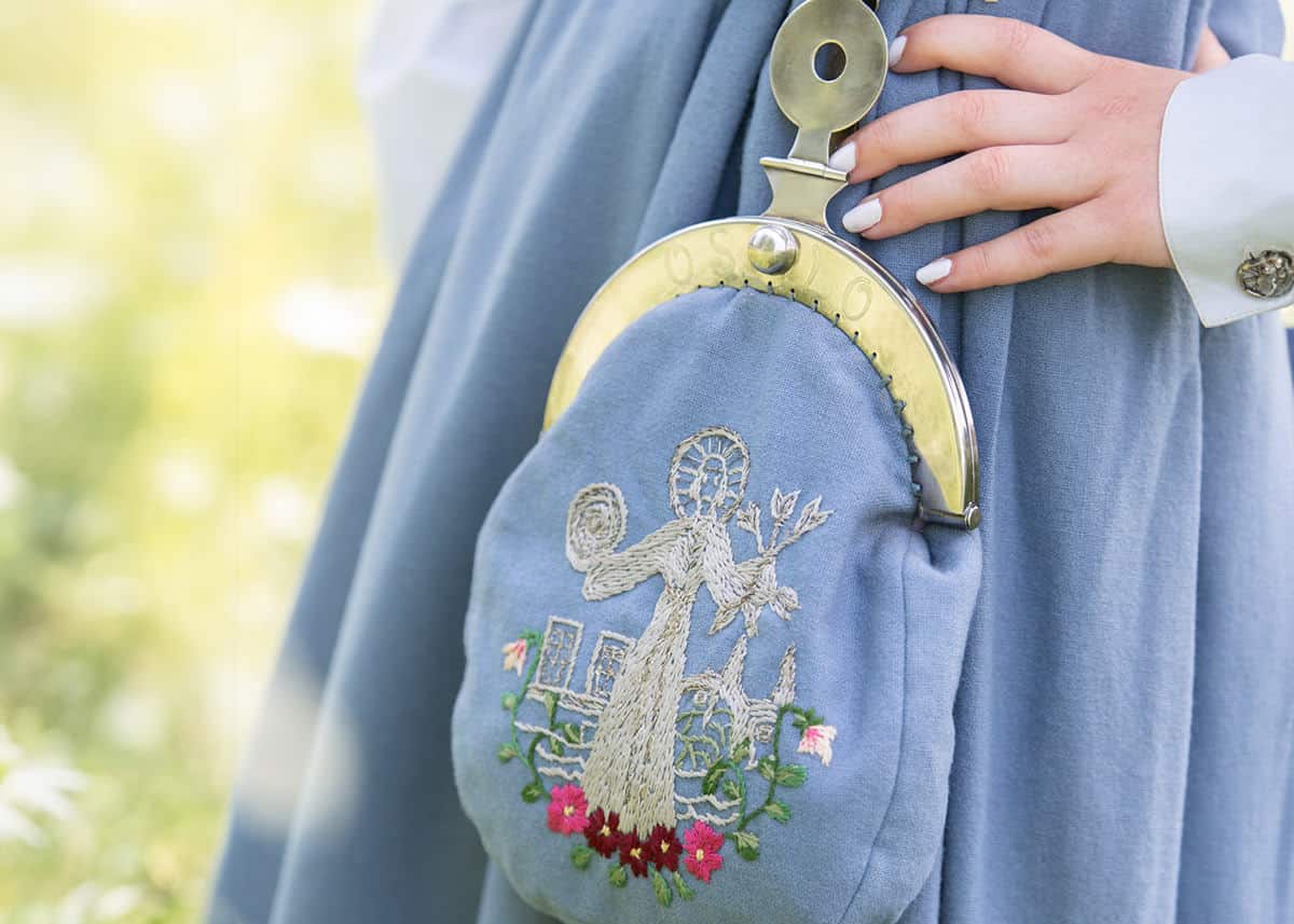 Detaljbilde av bunad og sølv tatt under konfirmasjonsfotografering i Lørenfallet.