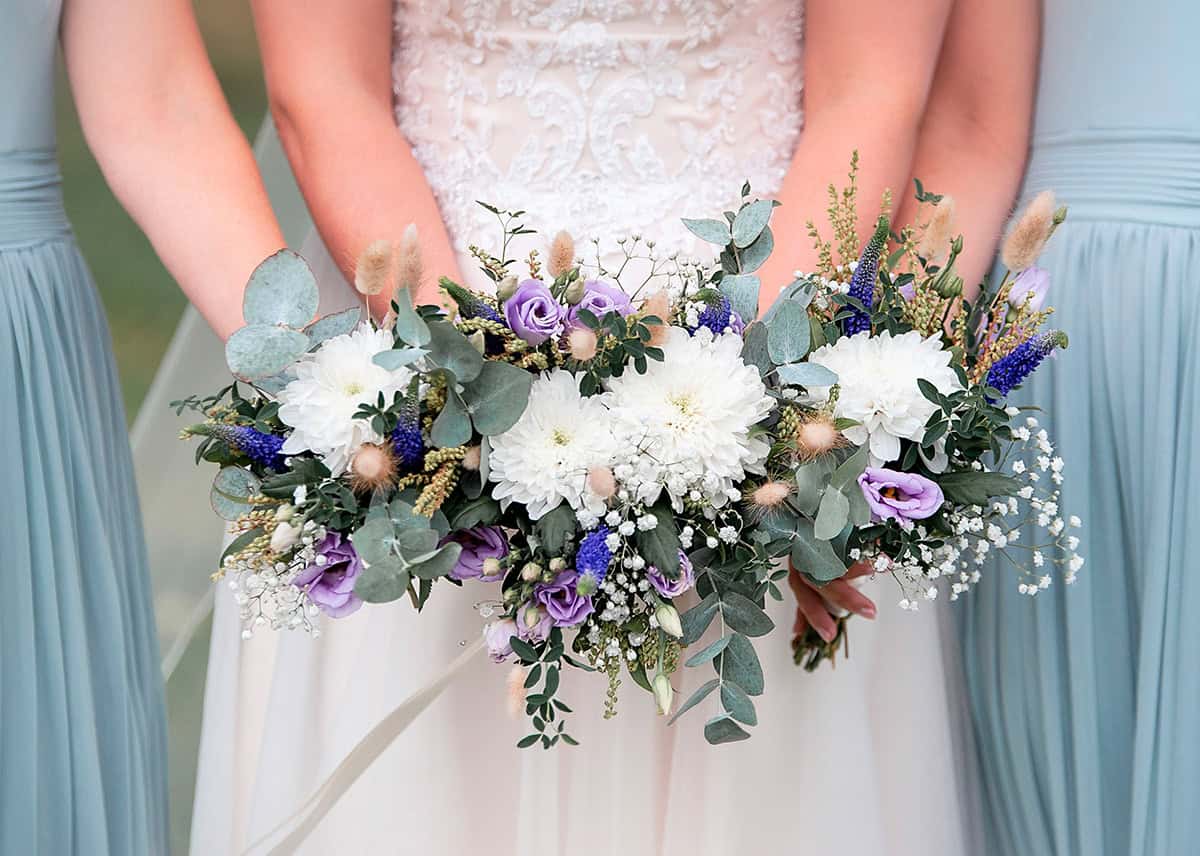 Bryllupsfoto av brud med vakker blomsterbukett, fotograf Anna Carlsson.