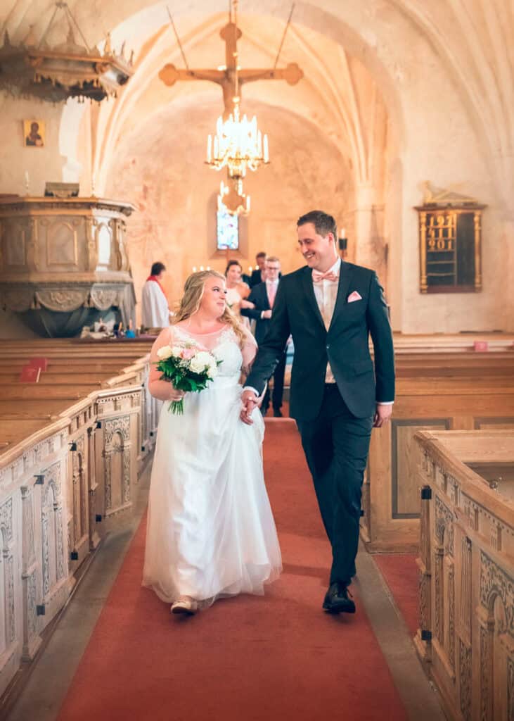 Nygifte par i kirken under bryllupsfotografering, romantisk øyeblikk.