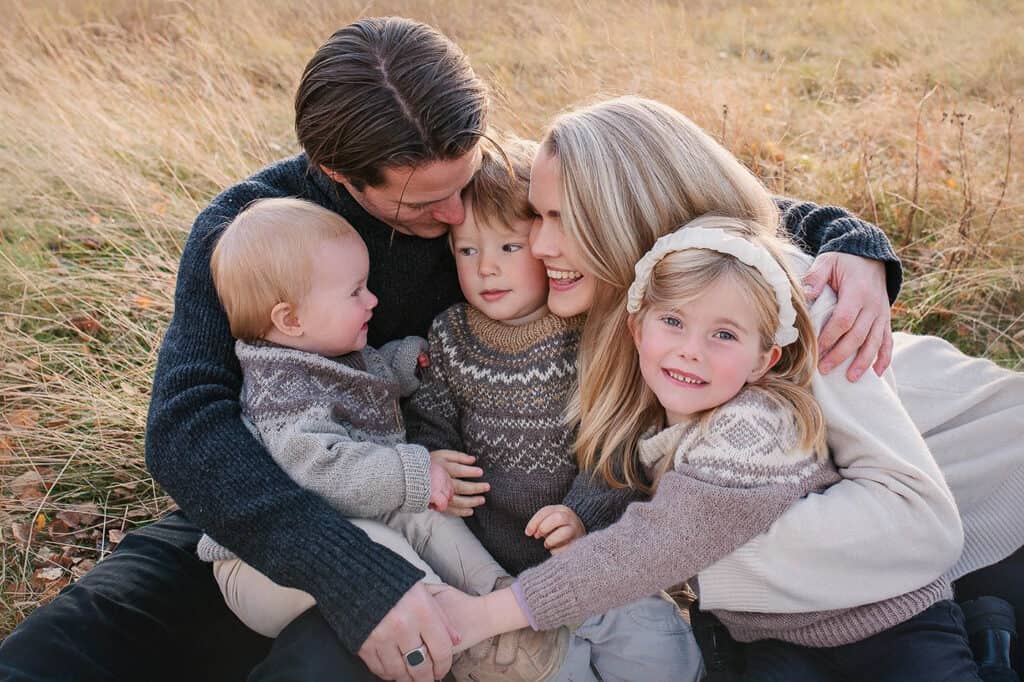 Familie som koser seg utendørs i Oslo, høstlig landskap.