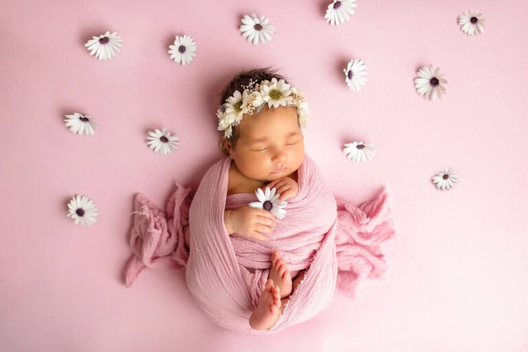 Baby med blomsterkrans og rosa stoff, nyfødtfotografering i Oslo.