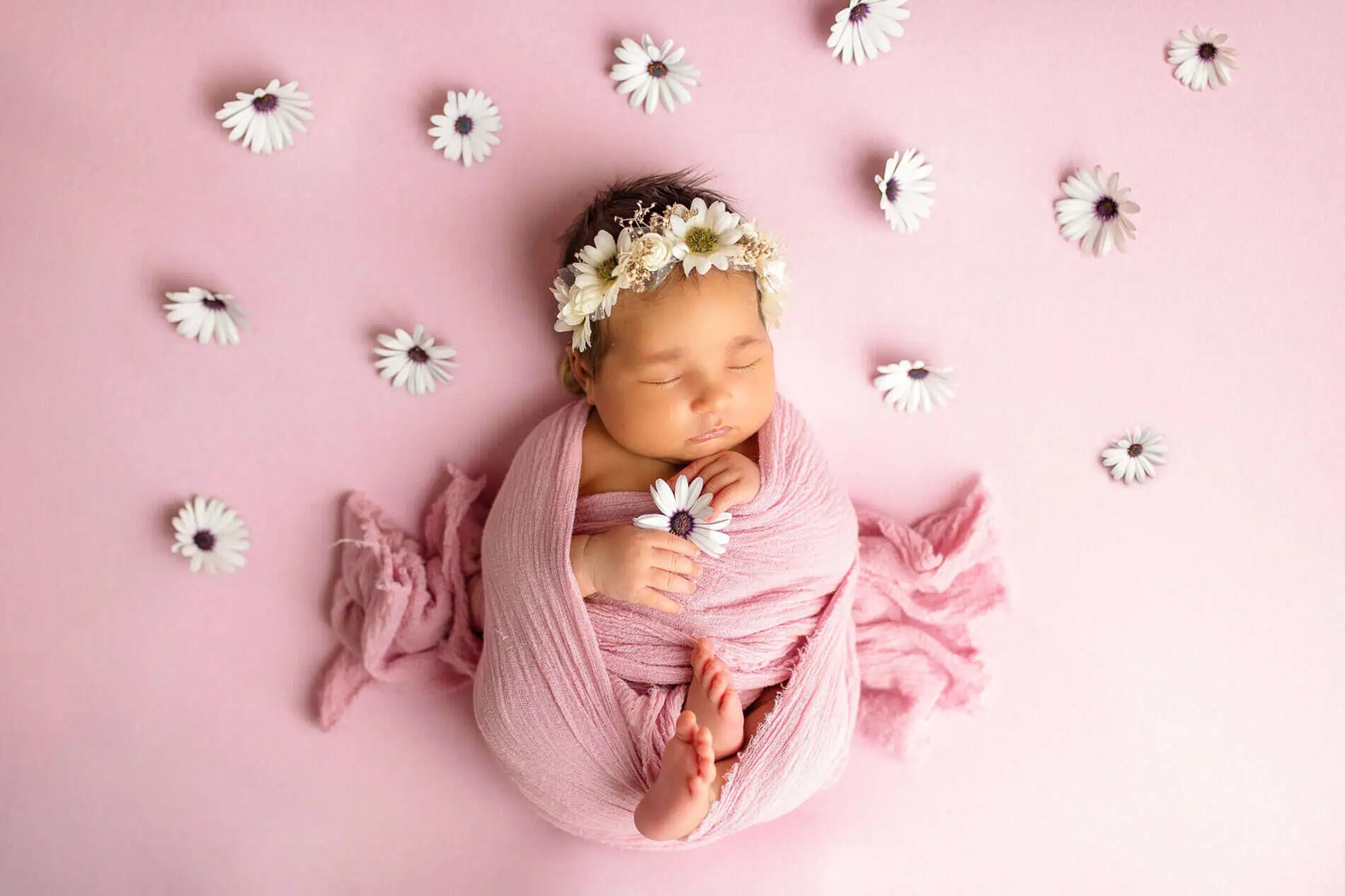Baby med blomsterkrans og rosa stoff, nyfødtfotografering i Oslo.