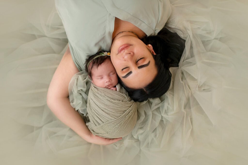 Familieportrett av mor og nyfødt baby, tatt av Fotograf Anna Carlsson i Oslo.