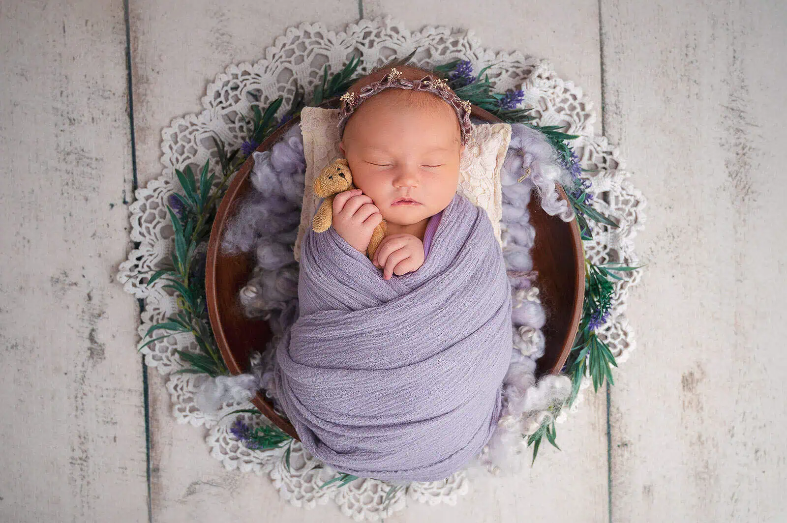 Nyfødtbaby sovende i rolig omgivelser, fotografert av Anna Carlsson i Oslo.