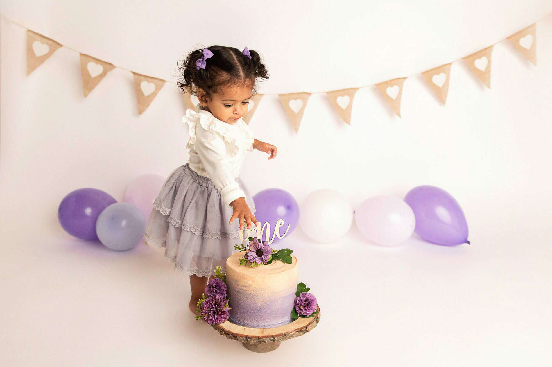 Barn i Oslo med bursdagskake og ballonger.