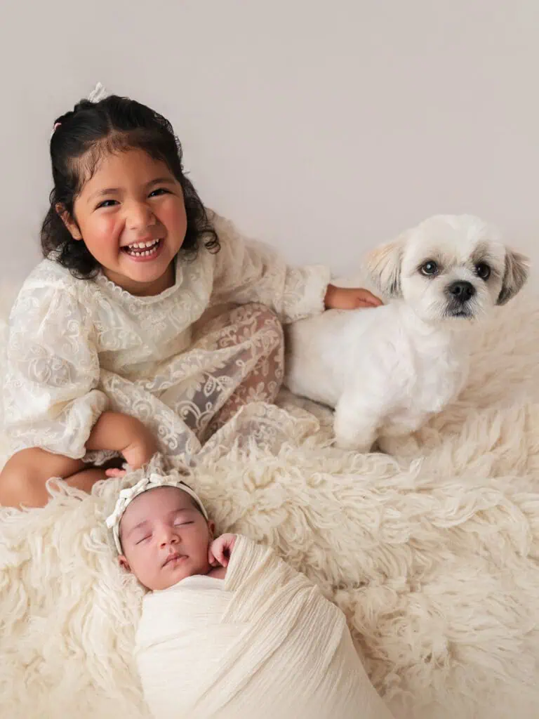 nyfødtfotografering med storesøster og hund i studio i lørenfallet