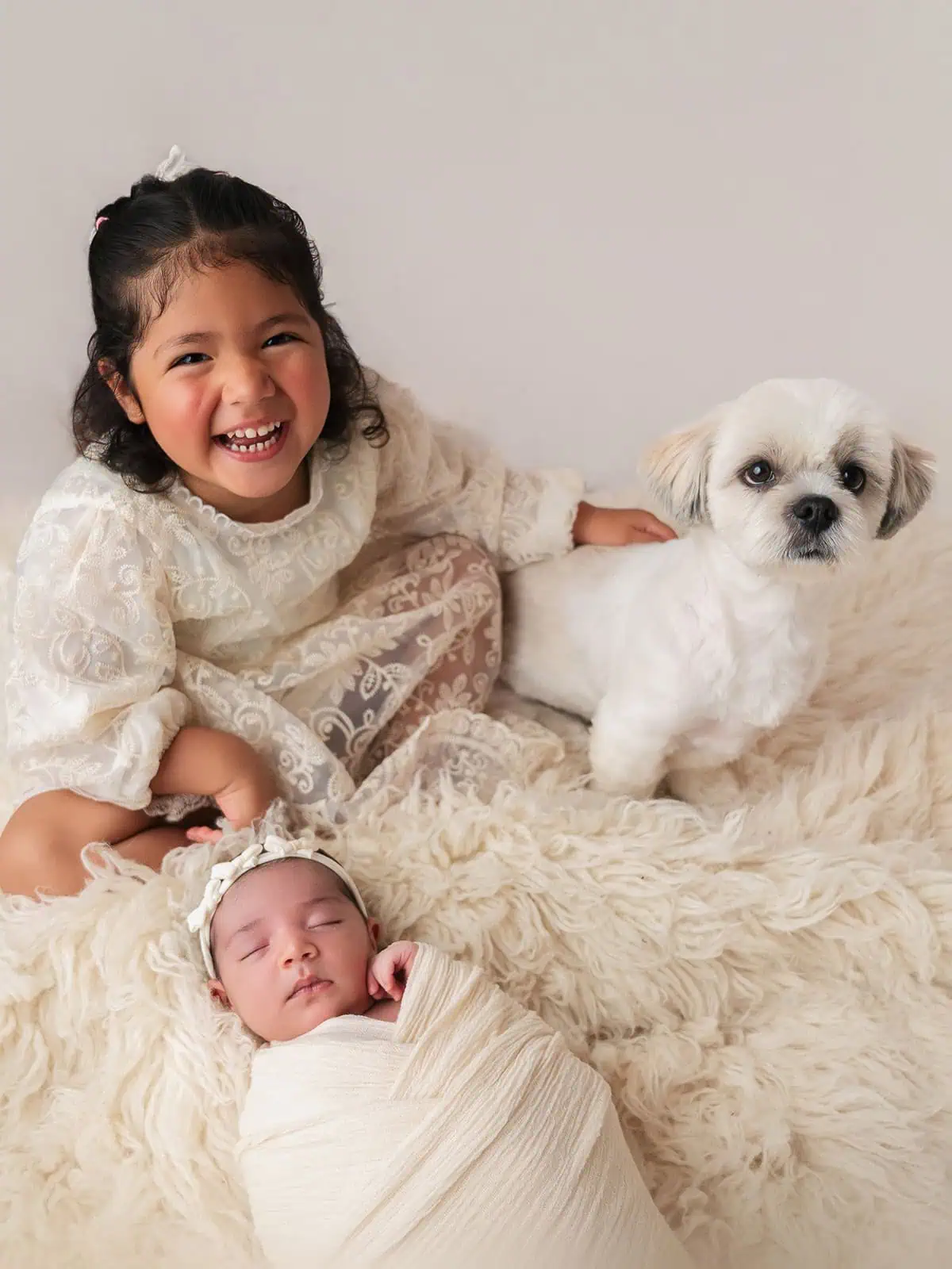 nyfødtfotografering med storesøster og hund i studio i lørenfallet
