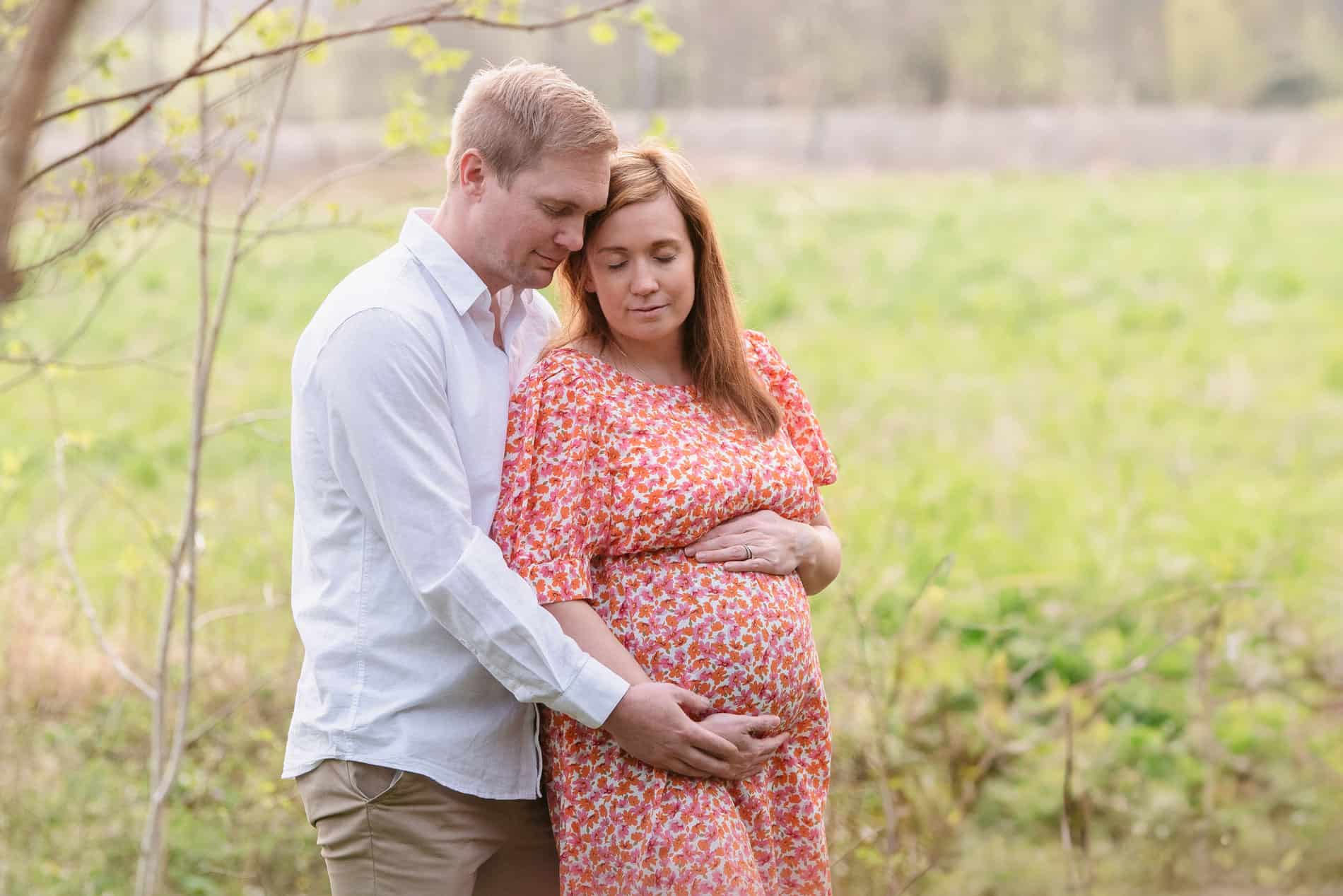 gravid fotografering med partner ute i naturen