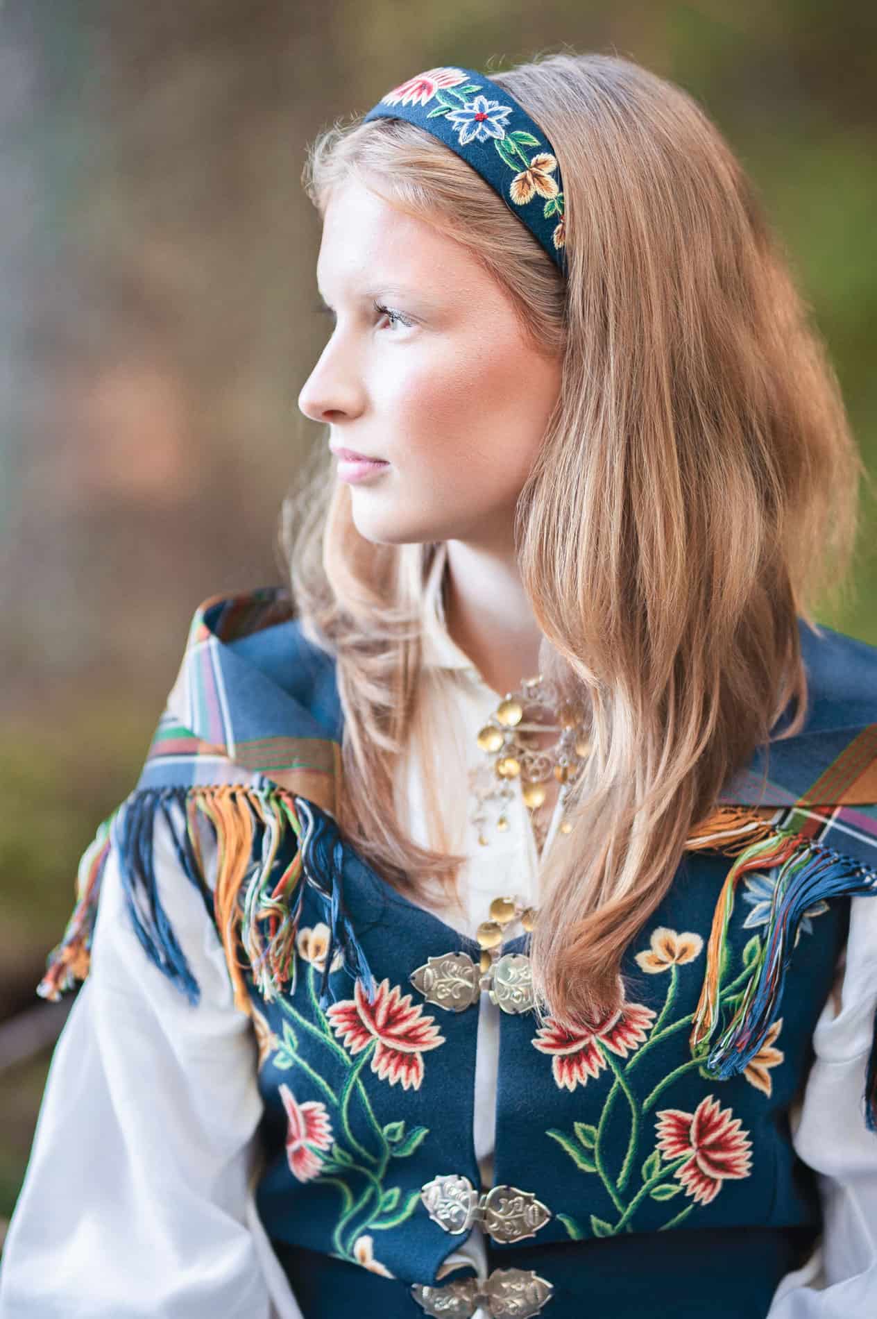 konfirmant fotografering med bunad i skogen