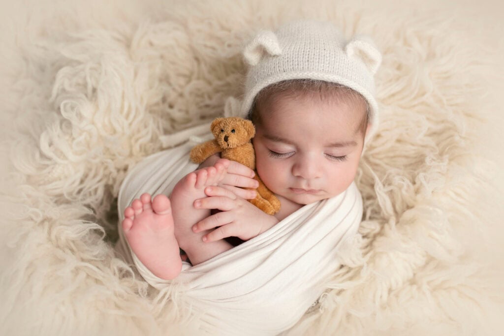 nyfødt bilde med bamse i studio i lillestrøm
